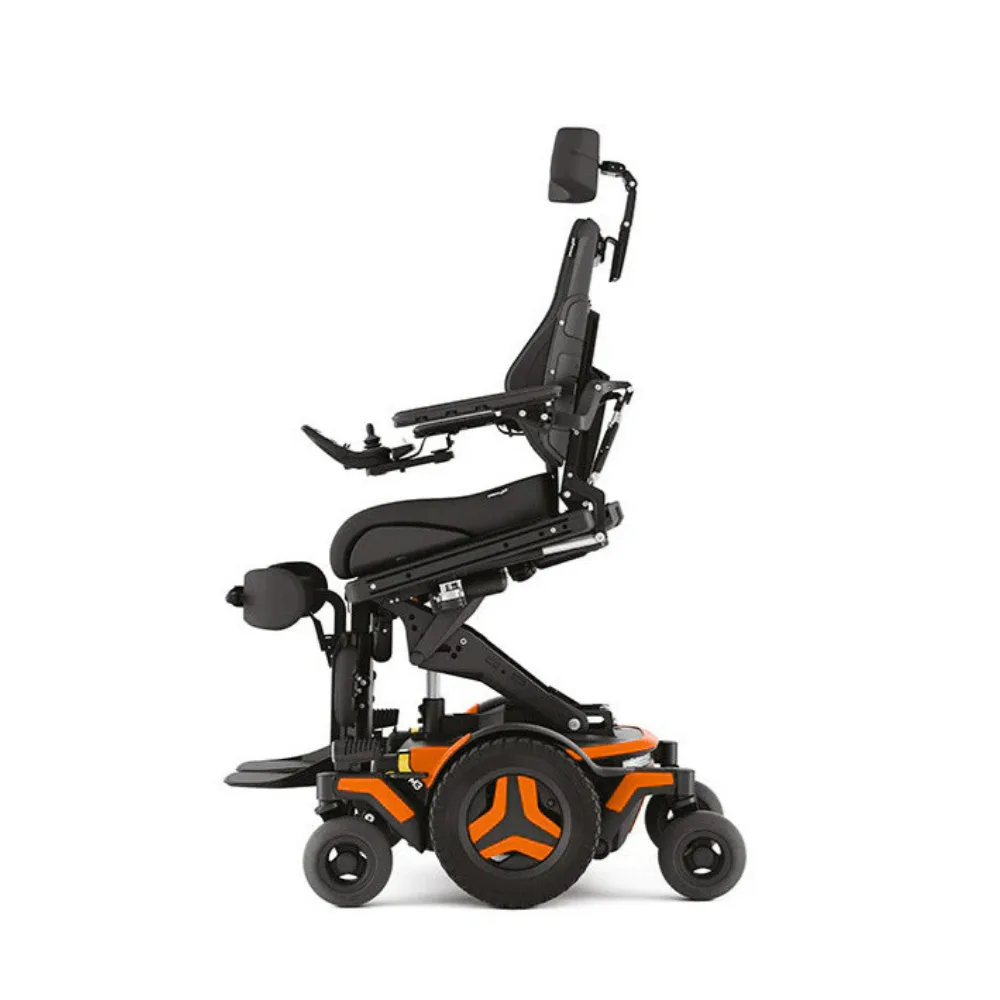 Permobil M3 Corpus akülü sandalye, koltuk yükseltilmiş, turuncu jantlar, yandan