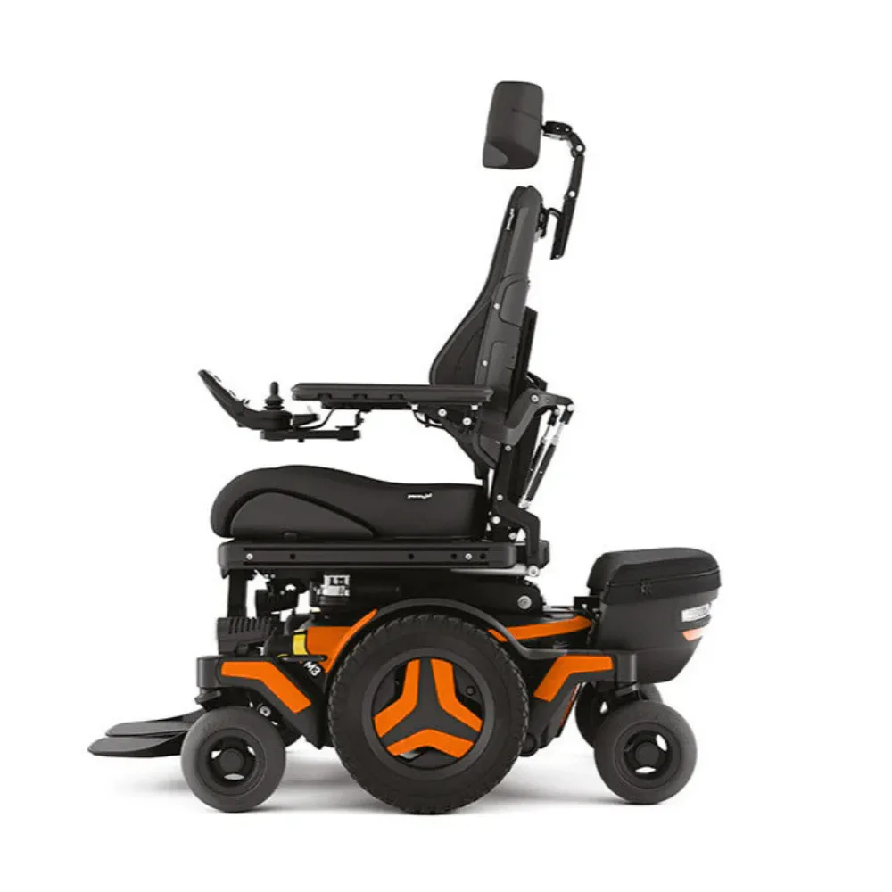 Permobil M3 Corpus akülü sandalye yandan, arkada aksesuar kutusu, turuncu gövde