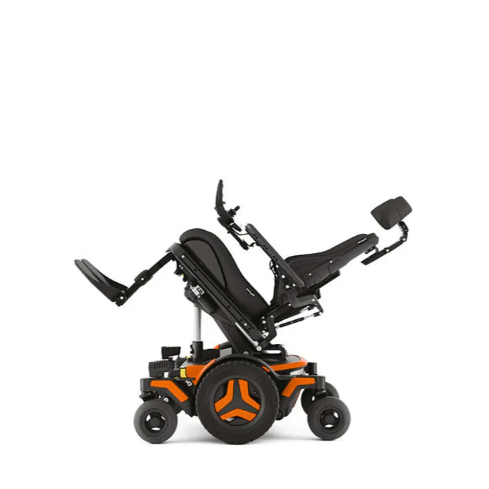 Permobil M3 Corpus akülü sandalye, koltuk geriye eğilmiş ve ayak dayama yükseltilmiş