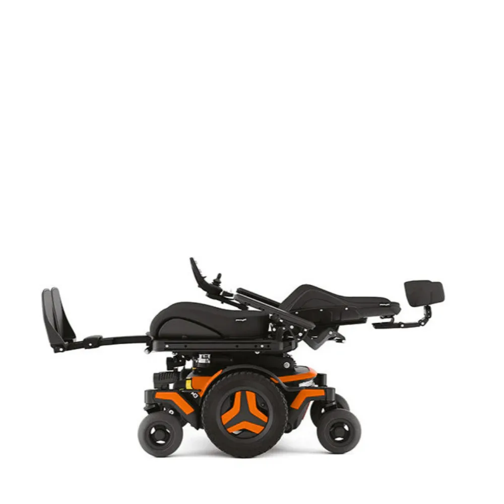 Permobil M3 Corpus akülü sandalye tam yatar konumda, turuncu jantlar, yandan