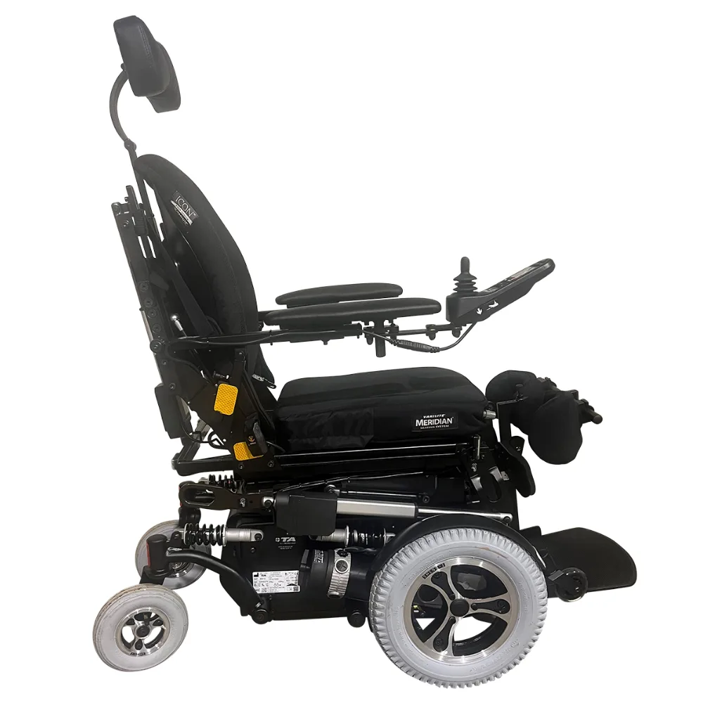 TA IQ FWD Stand Up akülü sandalye oturma konumunda yandan, joystick ve gri tekerler